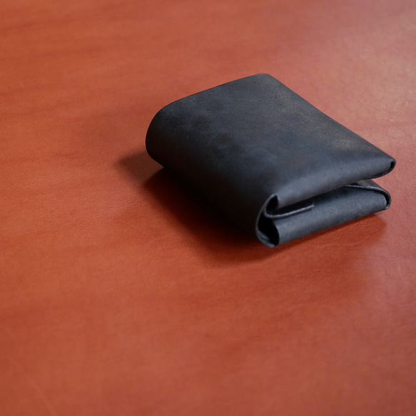 イタリアンレザーで作った【コンパクトな二つ折り！レザーミニウォレット：nero】革 ミニ財布 コンパクト財布 2枚目の画像