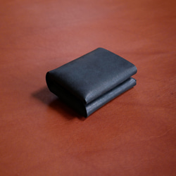 イタリアンレザーで作った【コンパクトな二つ折り！レザーミニウォレット：nero】革 ミニ財布 コンパクト財布 1枚目の画像