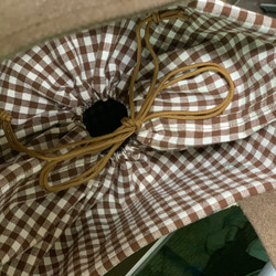 花束刺繍の巾着バック（モカ茶） 4枚目の画像