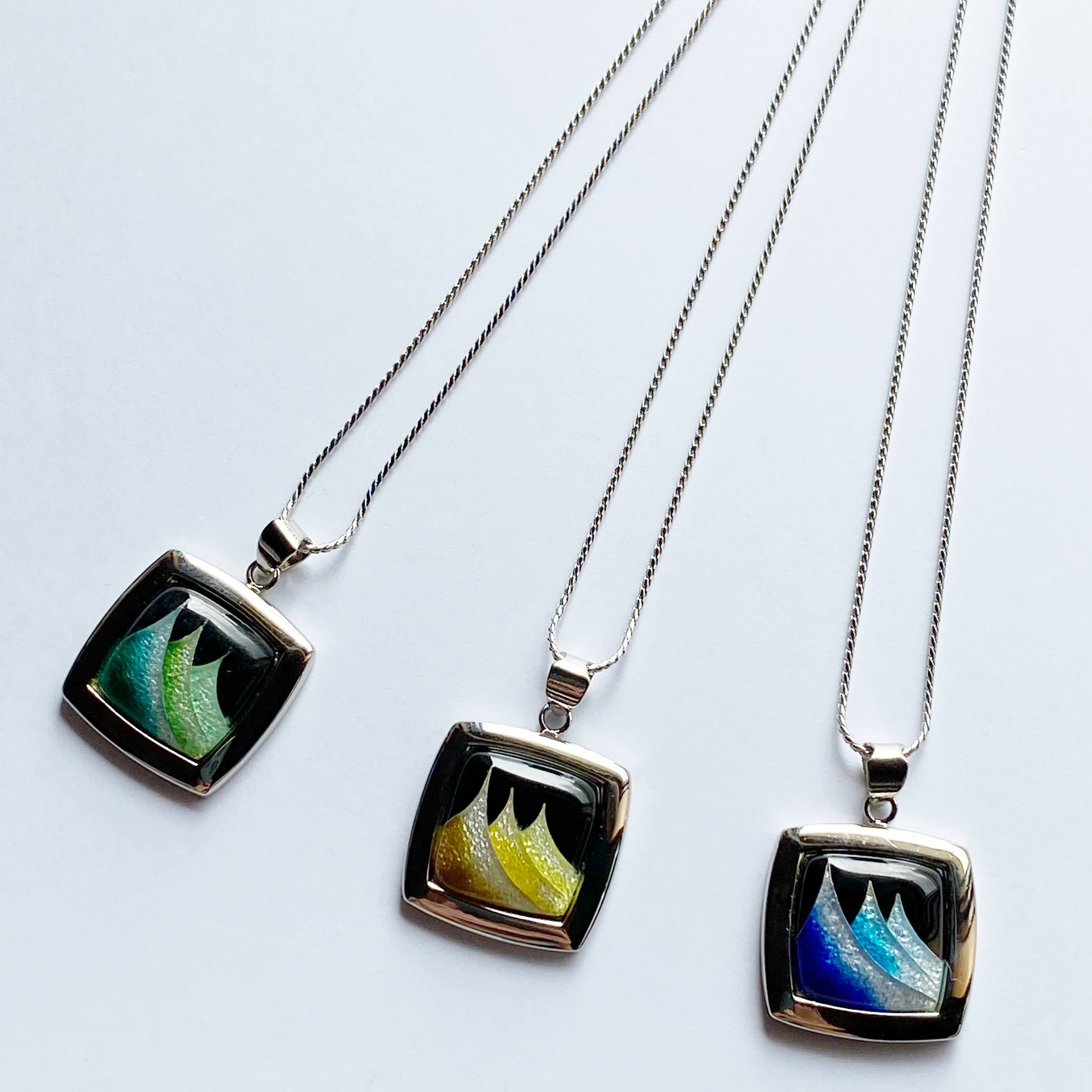 アルプス 七宝焼のペンダント 純銀胎有線七宝