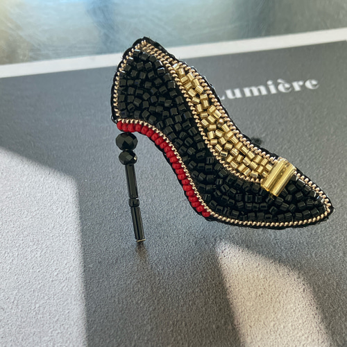 ビーズ刺繍ブローチ クール ハイヒール 靴 ブラック×ゴールド×レッド