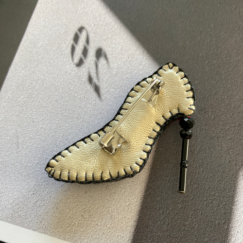 ビーズ刺繍ブローチ クール ハイヒール 靴 ブラック×ゴールド×レッド