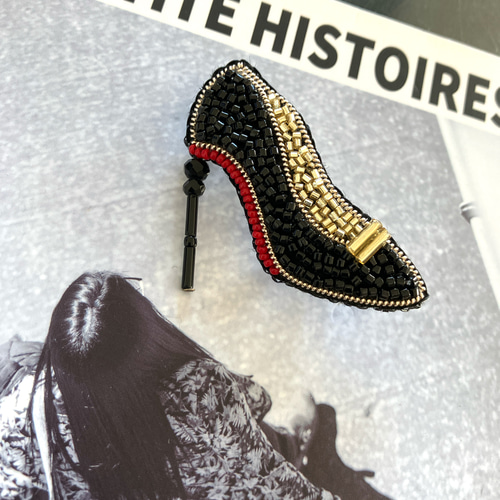 ビーズ刺繍ブローチ クール ハイヒール 靴 ブラック×ゴールド×レッド