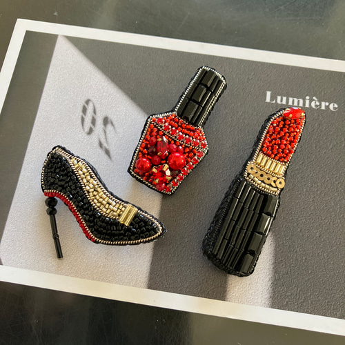 ビーズ刺繍ブローチ クール ハイヒール 靴 ブラック×ゴールド×レッド