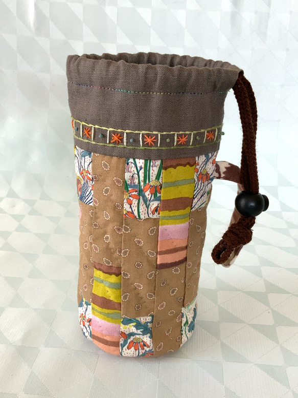 手刺しゅう パッチワーク ペットボトルカバー (500ml) 上部カーキ 縦長