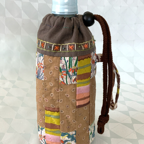 手刺しゅう パッチワーク ペットボトルカバー (500ml) 上部カーキ 縦長