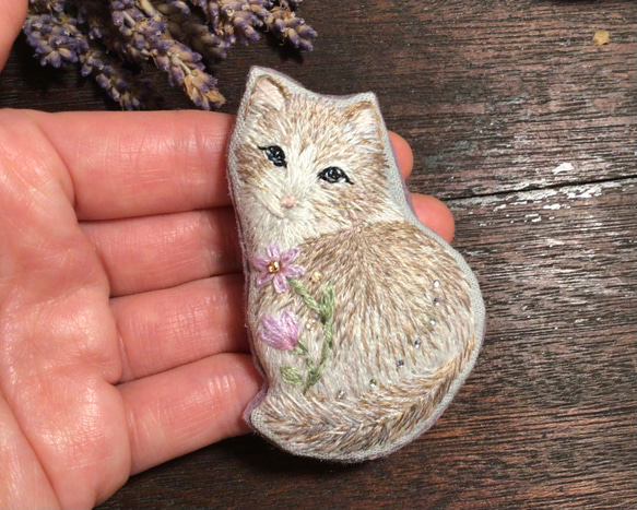 ネコ　手刺繍　ビーズ　ブローチ　ししゅう　木苺　ギフト 10枚目の画像