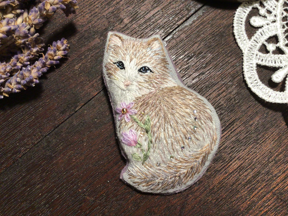 ネコ　手刺繍　ビーズ　ブローチ　ししゅう　木苺　ギフト 5枚目の画像