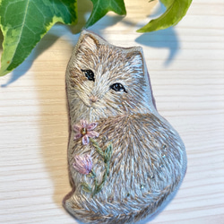 ネコ　手刺繍　ビーズ　ブローチ　ししゅう　木苺　ギフト 1枚目の画像