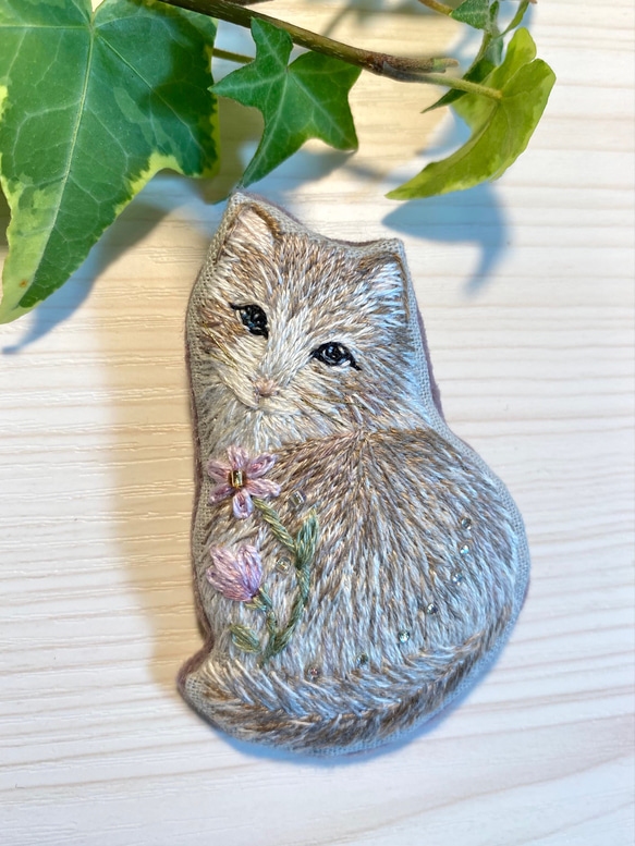 ネコ　手刺繍　ビーズ　ブローチ　ししゅう　木苺　ギフト 2枚目の画像