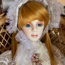 創作ビスクドール人形 ブルーアイと白いアンティーク風ドレスの女の子