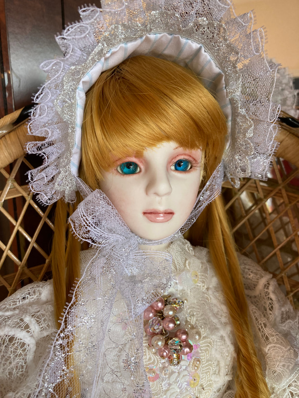 ビスクドール　青と白のレース装飾の人形　スタンド付き 3体目・青いドレスのCOLLECTIBLE Bru No230⑤完成・販売