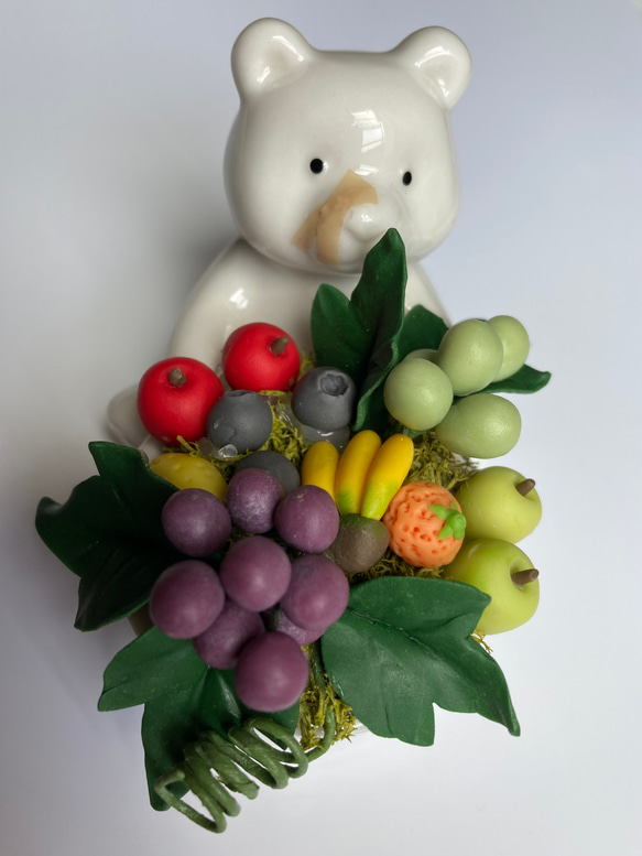 【粘土の花】やんちゃなクマがフルーツを持ってます 1枚目の画像