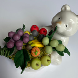 【粘土の花】やんちゃなクマがフルーツを持ってます 2枚目の画像