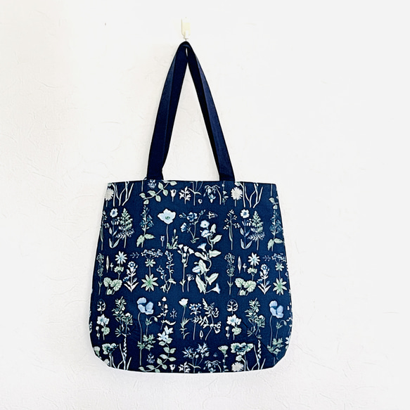 清楚な青い花　ふっくらダーツ入りバッグ　タッセル及び大きめ内ポケット(3分割)付き　A4 1枚目の画像