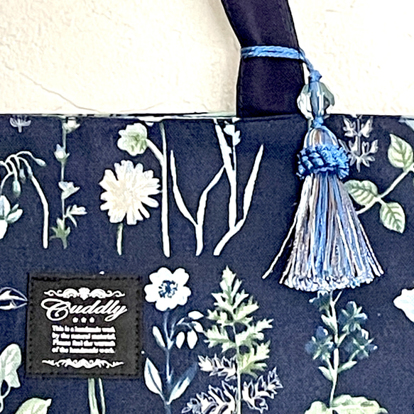 清楚な青い花　ふっくらダーツ入りバッグ　タッセル及び大きめ内ポケット(3分割)付き　A4 4枚目の画像
