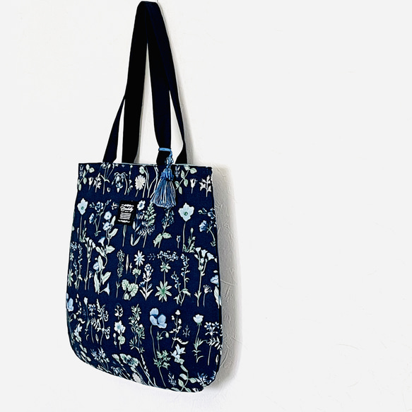 清楚な青い花　ふっくらダーツ入りバッグ　タッセル及び大きめ内ポケット(3分割)付き　A4 2枚目の画像