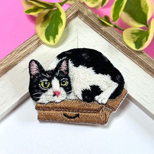 受注製作】箱入り猫の刺繍ブローチ(ハチワレ) ブローチ la_omame 通販 