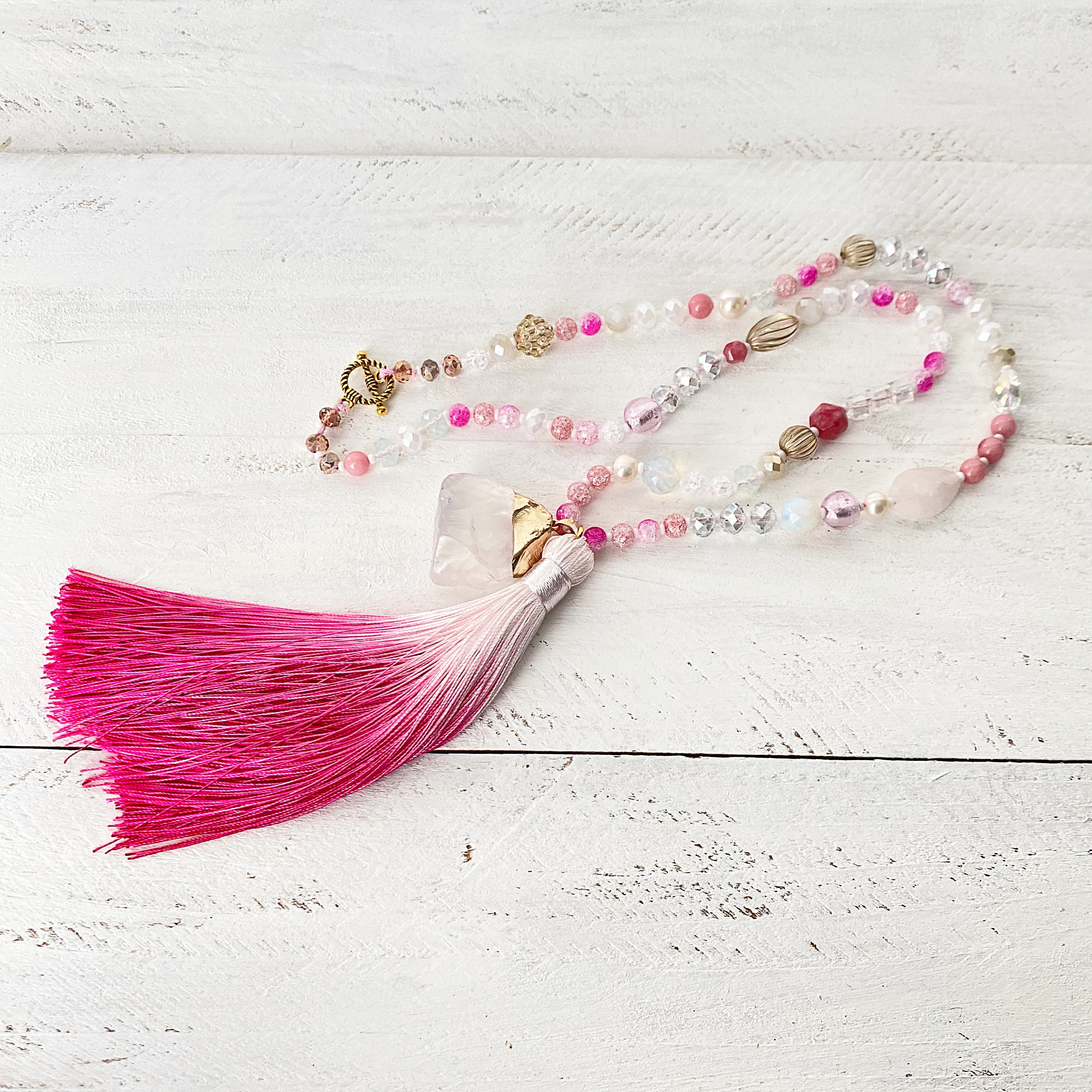 天然石　クリスタル　真珠　ロードナイト　ピンクタッセル　ロングネックレス