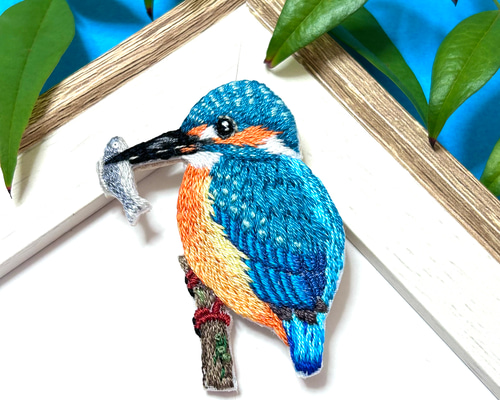 【カワセミ】ビーズ刺繍ブローチバッグチャーム ビーズ刺繍のカワセミのブローチ(2way) ブローチ みずうみの