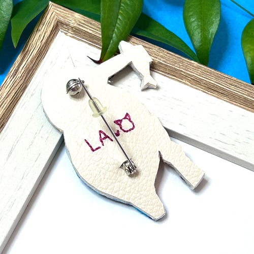 受注製作】ぽっちゃりカワセミの刺繍ブローチ ブローチ la_omame 通販