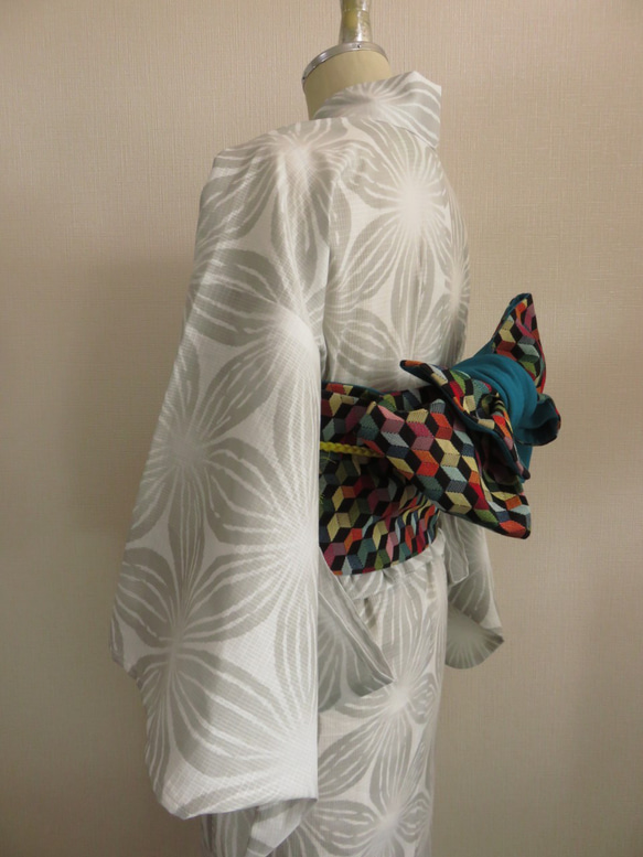 季節品の為、最終価格　新作浴衣　格子柄の変わり織り地に、クレマチス柄の洋服地で作製した高級浴衣 6枚目の画像