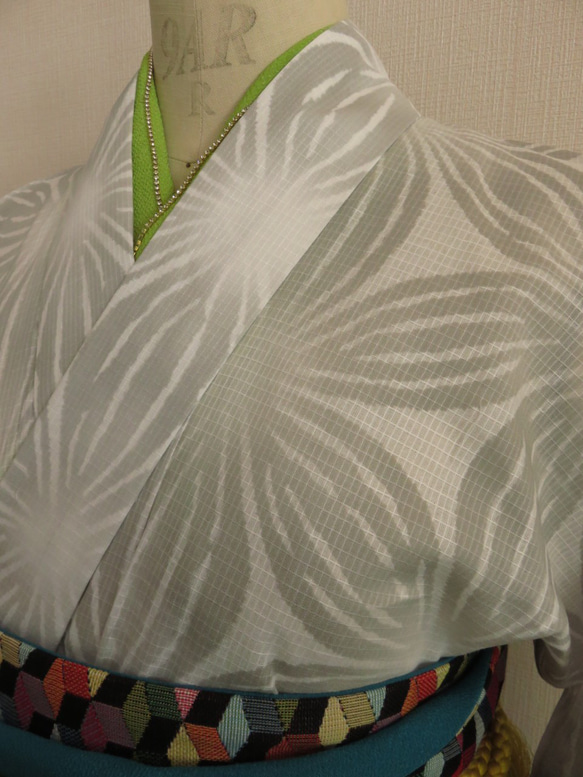 季節品の為、最終価格　新作浴衣　格子柄の変わり織り地に、クレマチス柄の洋服地で作製した高級浴衣 10枚目の画像