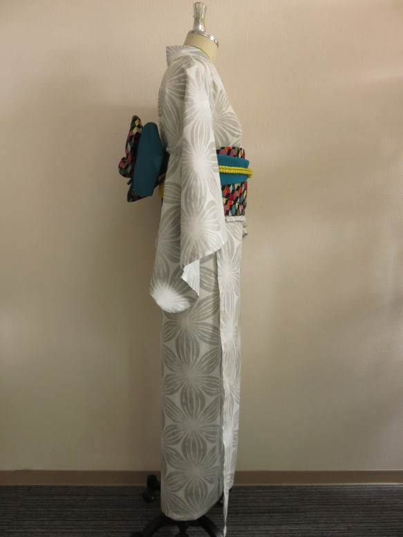 季節品の為、最終価格　新作浴衣　格子柄の変わり織り地に、クレマチス柄の洋服地で作製した高級浴衣 5枚目の画像