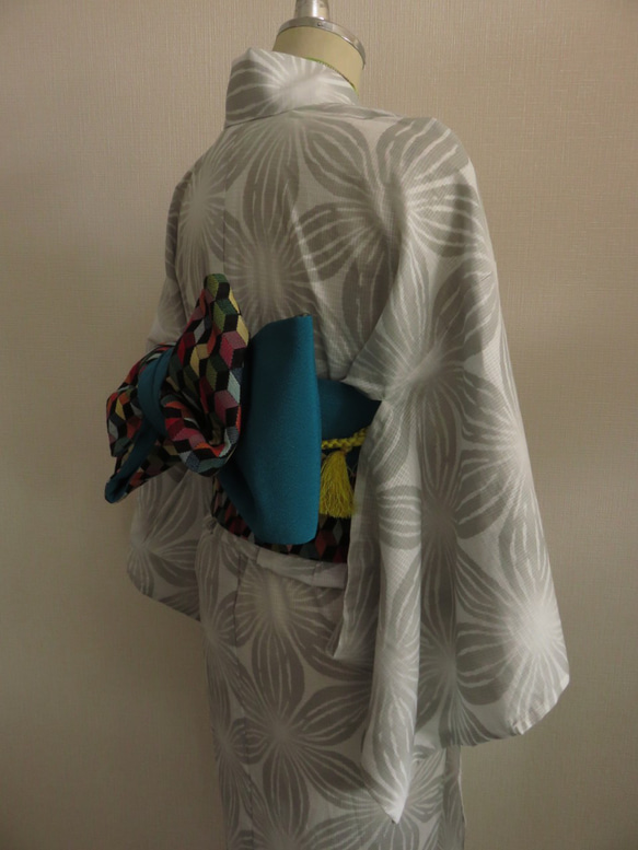 季節品の為、最終価格　新作浴衣　格子柄の変わり織り地に、クレマチス柄の洋服地で作製した高級浴衣 8枚目の画像