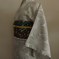 季節品の為、最終価格　新作浴衣　格子柄の変わり織り地に、クレマチス柄の洋服地で作製した高級浴衣 2枚目の画像