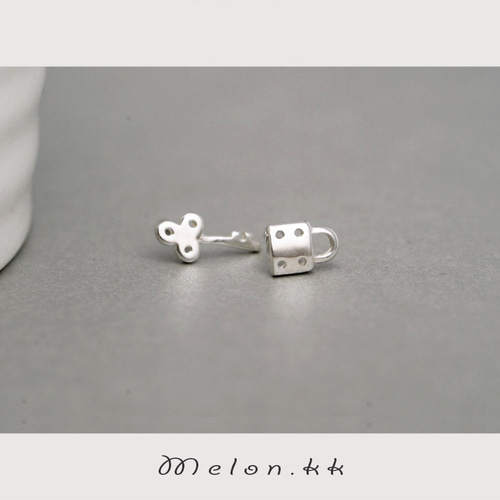 メンズ ピアス SV925 小ぶり 非対称 キー 鍵 南京錠 カギ カップル