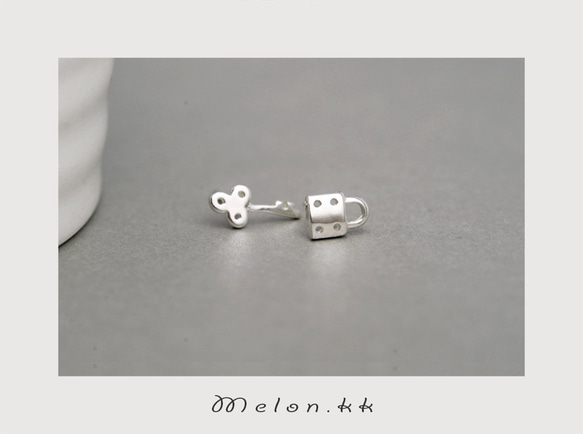 メンズ ピアス SV925 小ぶり 非対称 キー 鍵 南京錠 カギ カップル