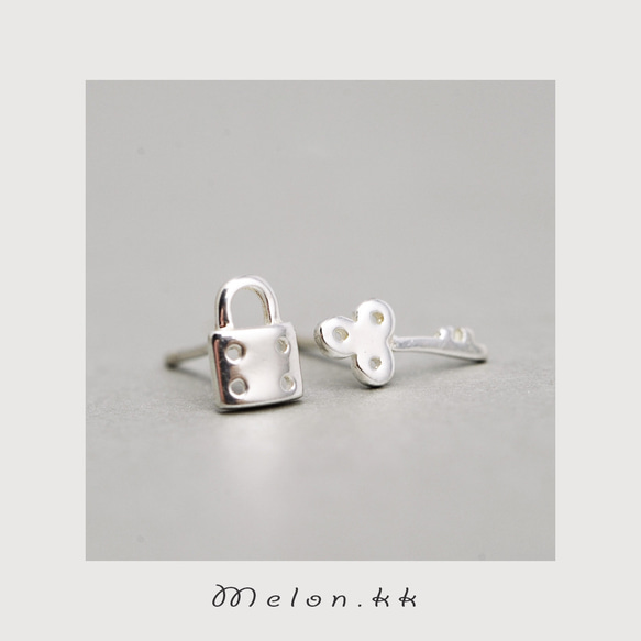 男士耳環 SV925 小號不對稱鑰匙掛鎖鑰匙情侶酷炫防過敏 - Melonkk 第2張的照片