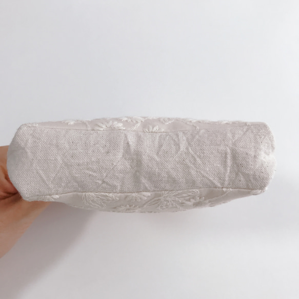 cottonタンポポ刺繍レース　クリーム系　三角マチのバネ口ポーチ　バネ口12cm 5枚目の画像