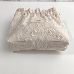 cottonタンポポ刺繍レース　クリーム系　三角マチのバネ口ポーチ　バネ口12cm 6枚目の画像