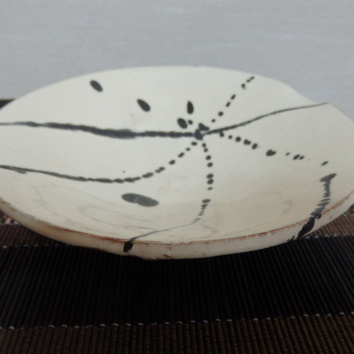 陶器 片口皿 白泥に薄く櫛模様に墨流し模様と裏のイッチン模様 中皿