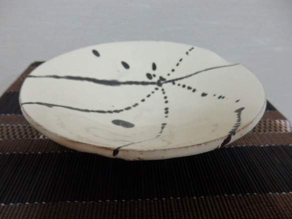 陶器 片口皿 白泥に薄く櫛模様に墨流し模様と裏のイッチン模様 中皿