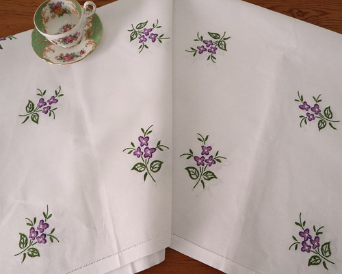ドイツの手仕事/可憐な西洋スミレの手刺繍がほどこされた生地