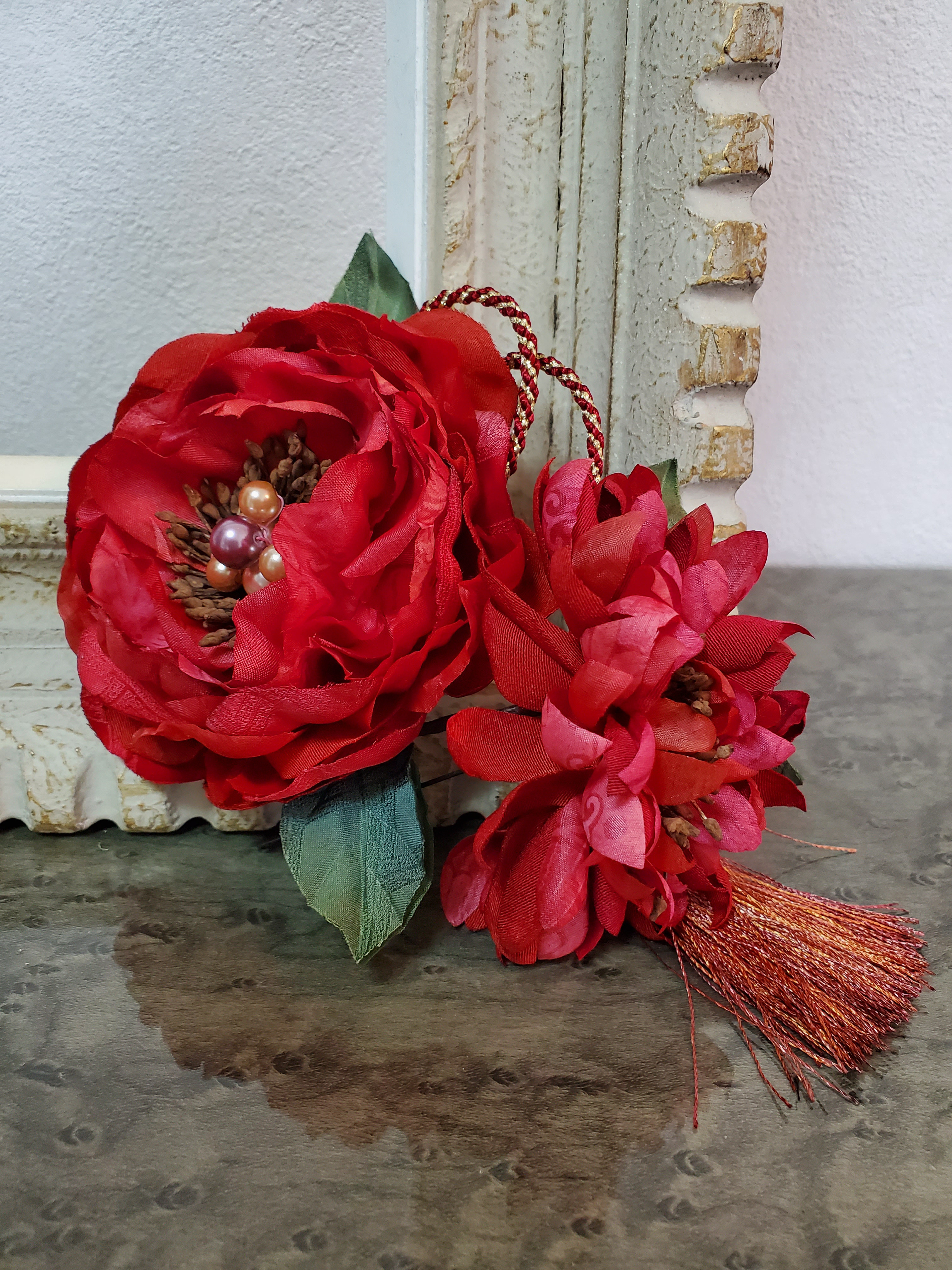 【たったひとつの染の花】深紅の牡丹の髪飾り２piece　コサージュピン付