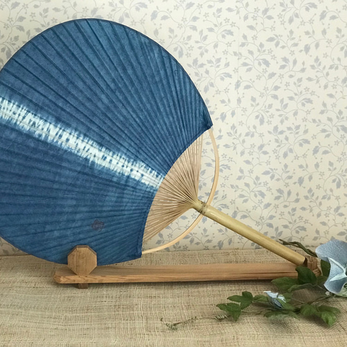 藍染団扇 丸竹うちわ大型 センター絞り染 その他インテリア雑貨 emido