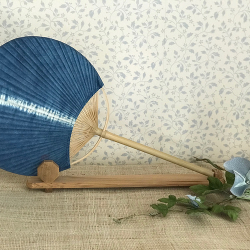 藍染団扇 丸竹うちわ柄長 センター絞り染 その他インテリア雑貨 emido