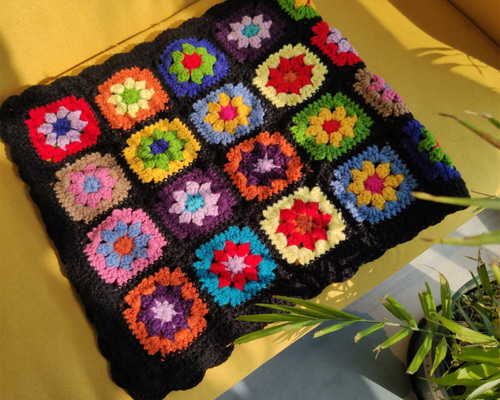 ぷっくりお花とグラニースクエアのブランケット ハンドメイド