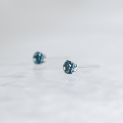 【天然石ロンドンブルートパーズのシンプルな一粒スタッドピアス】4mm / 青 /サージカルステンレス/つけっぱなしok 2枚目の画像