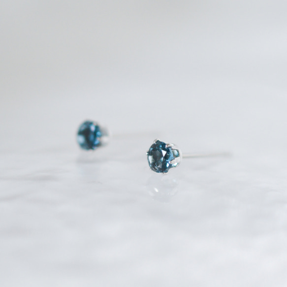 【天然石ロンドンブルートパーズのシンプルな一粒スタッドピアス】4mm / 青 /サージカルステンレス/つけっぱなしok 2枚目の画像