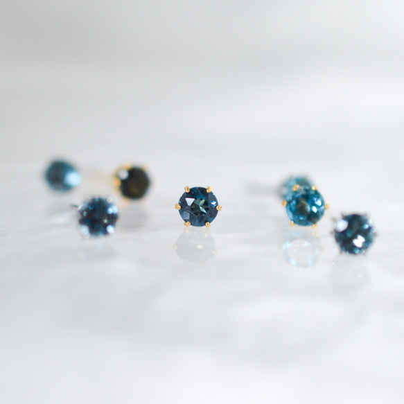 【天然石ロンドンブルートパーズのシンプルな一粒スタッドピアス】4mm / 青 /サージカルステンレス/つけっぱなしok 9枚目の画像