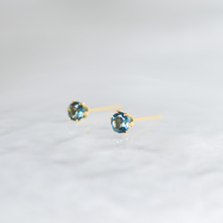 【天然石ロンドンブルートパーズのシンプルな一粒スタッドピアス】4mm / 青 /サージカルステンレス/つけっぱなしok 5枚目の画像