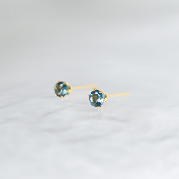 【天然石ロンドンブルートパーズのシンプルな一粒スタッドピアス】4mm / 青 /サージカルステンレス/つけっぱなしok 5枚目の画像