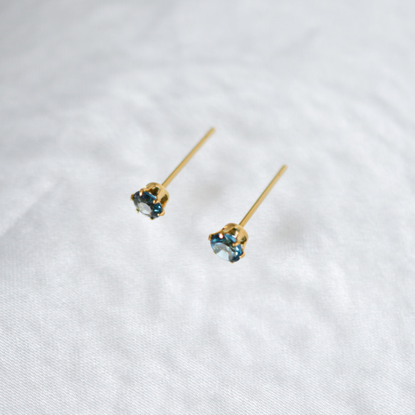 【天然石ロンドンブルートパーズのシンプルな一粒スタッドピアス】4mm / 青 /サージカルステンレス/つけっぱなしok 6枚目の画像
