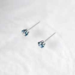 【天然石ロンドンブルートパーズのシンプルな一粒スタッドピアス】4mm / 青 /サージカルステンレス/つけっぱなしok 3枚目の画像