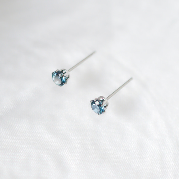 【天然石ロンドンブルートパーズのシンプルな一粒スタッドピアス】4mm / 青 /サージカルステンレス/つけっぱなしok 3枚目の画像